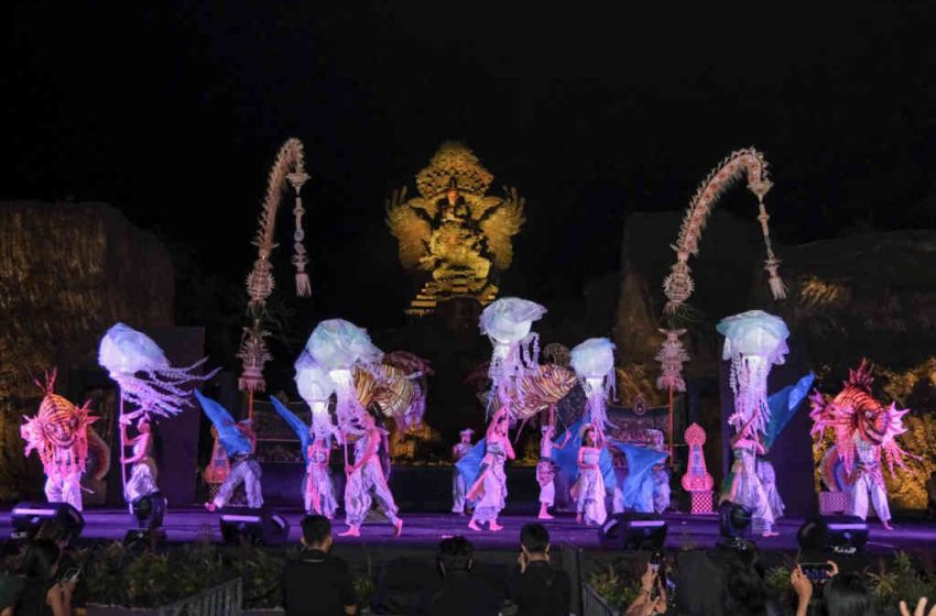  Penjor Festival 2025 di GWK Cultural Park Ditutup dengan Pertunjukan Kolosal Sanggar Saba Sari