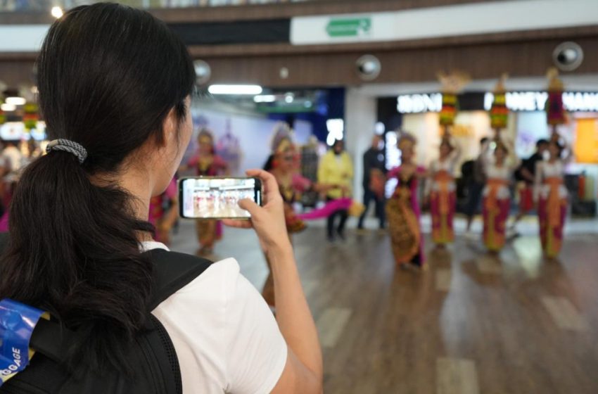  Meriahkan Galungan dan Kuningan, Nuansa Budaya Bali Sambut Penumpang di Bandara Ngurah Rai