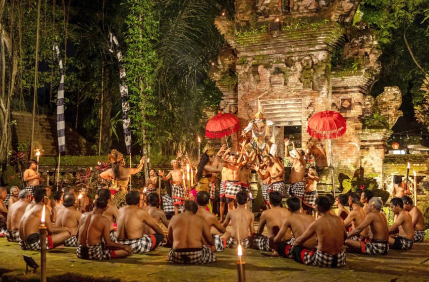  Rayakan Malam Tahun Baru di Ubud dengan “East Meets West Dinner”: ‎Harmoni Budaya, Cahaya, dan Musik di ARMA Open Stage