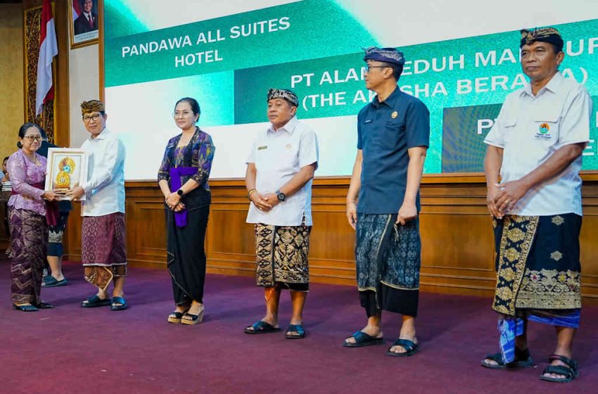  Bupati Adi Arnawa Serahkan Piagam Penghargaan TJSP Kepada 94. Perusahaan