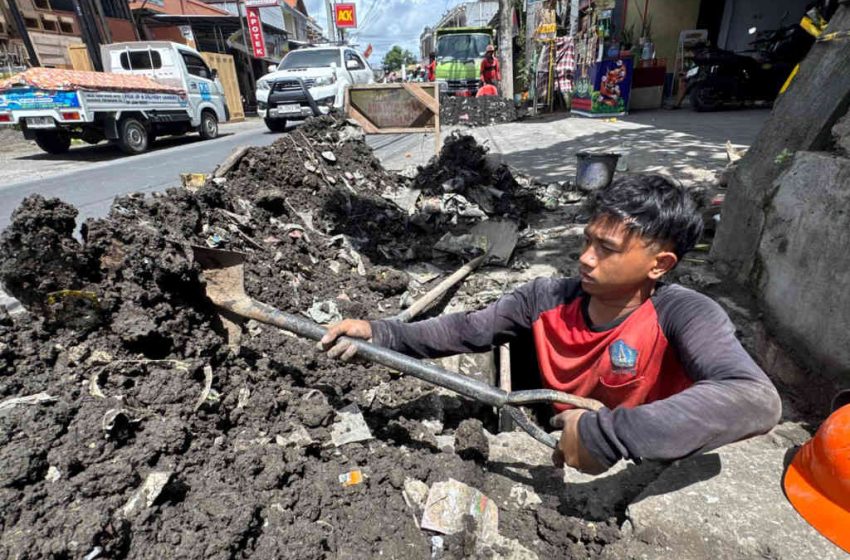  Lumpur Mencapai 60 cm Sumbat Saluran, PUPR Badung Kuras Drainase Jalan Kwanji