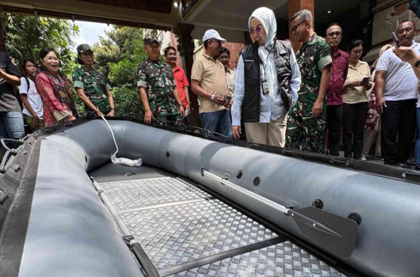  KLH/BPLH Serahkan Perahu Karet ke Korem 163/Wira Satya, Perkuat Evakuasi Bencana dan Penanganan Sampah Laut di Bali