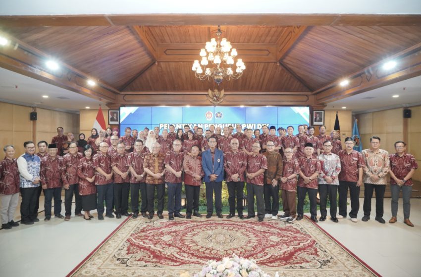  PWI Pusat Anugerahkan Anggota Kehormatan kepada Sultan HB X