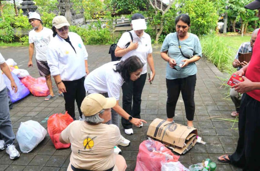  Dorong Pengelolaan Sampah Berbasis Sumber, Rasniathi Adi Arnawa Tinjau Plastic Exchange di Kuta Selatan