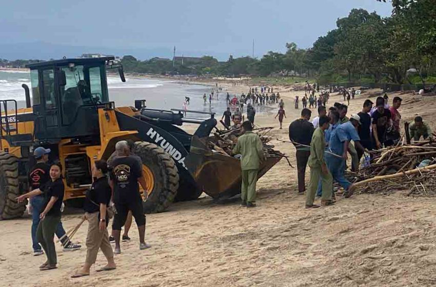  Prajuru Desa Adat Jimbaran Gelar Aksi Bersih Pantai untuk Antisipasi Sampah Kiriman