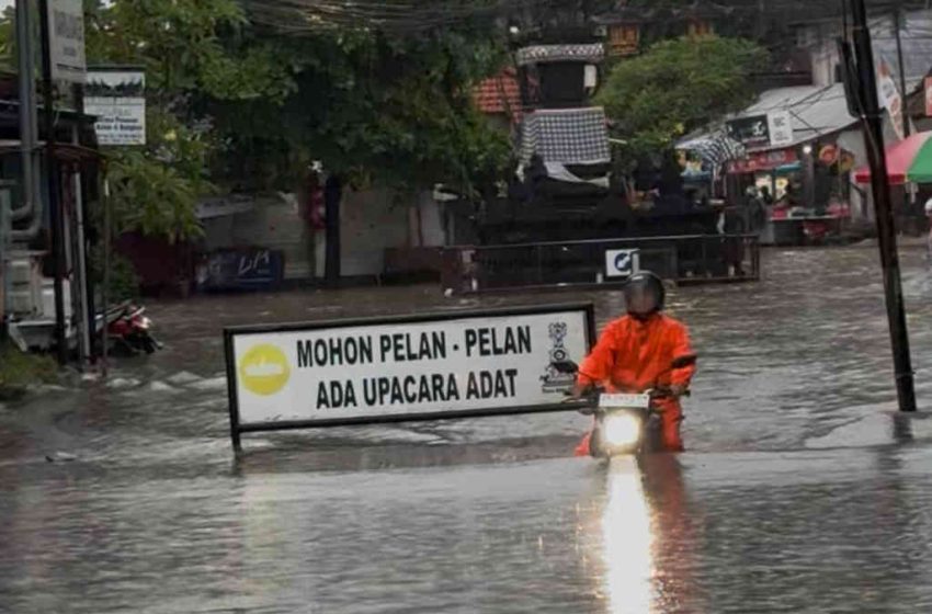  Genangan Setinggi Lutut Rendam Ruas Jalan di Kuta Selatan, Lalu Lintas Sempat Terganggu