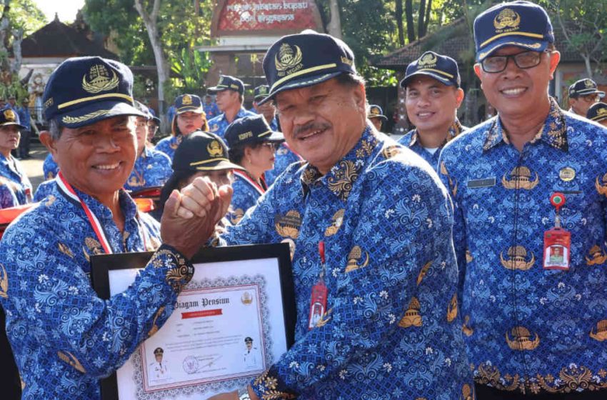  Apel HKN Januari 2026, Pemkab Tabanan Berikan Penghargaan kepada 92 PNS Purna Tugas