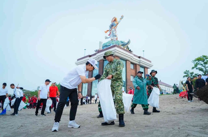  Peringati HPSN 2026, Bupati Badung Pimpin Korve Bersih Sampah di Pantai Kuta