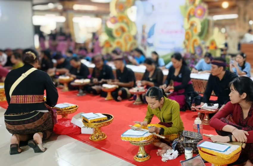  Gubernur Koster Tegaskan Penggunaan Aksara Bali Wajib pada Kemasan Produk