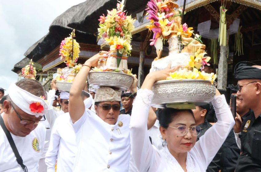  Pujawali Purnama Kawulu Pura Catur Lawa Ratu Pasek, Wagub Giri Prasta: Momentum Penyucian Sekala-Niskala dan Eling Leluhur