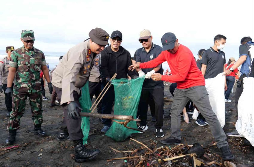  Bupati Sanjaya Pimpin Gerakan Kebersihan di Pantai Yeh Gangga