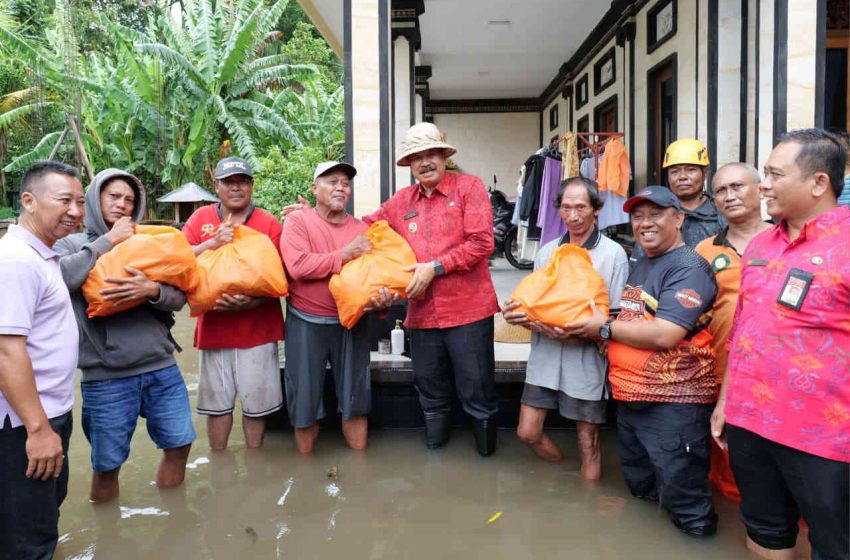  Pemkab Tabanan Serahkan Bantuan untuk Warga Terdampak Banjir di Desa Kediri