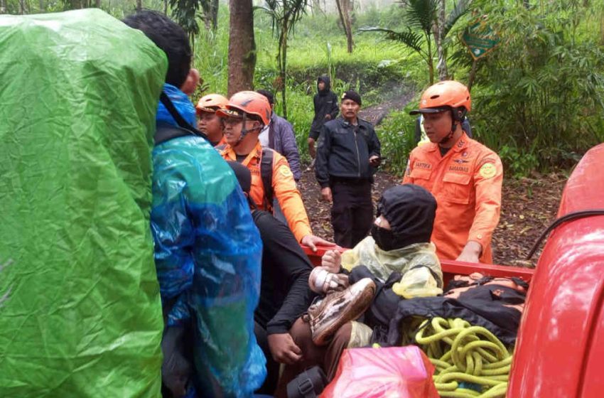 Tim SAR Evakuasi Pendaki Alami Hipotermia di Gunung Abang