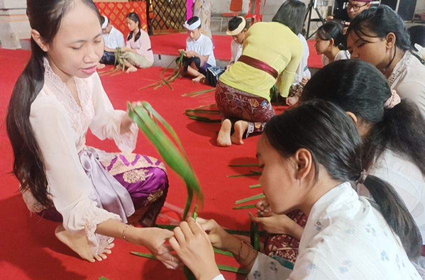  Maplalianan, Anak-anak SD Dilatih Membuat Bola Kasti Berbahan Janur