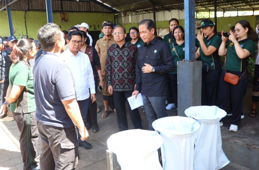  Gubernur Koster Dampingi Menteri LH Tinjau TPS3R di Badung, Minta Masyarakat Siapkan Teba Modern Tiap Rumah