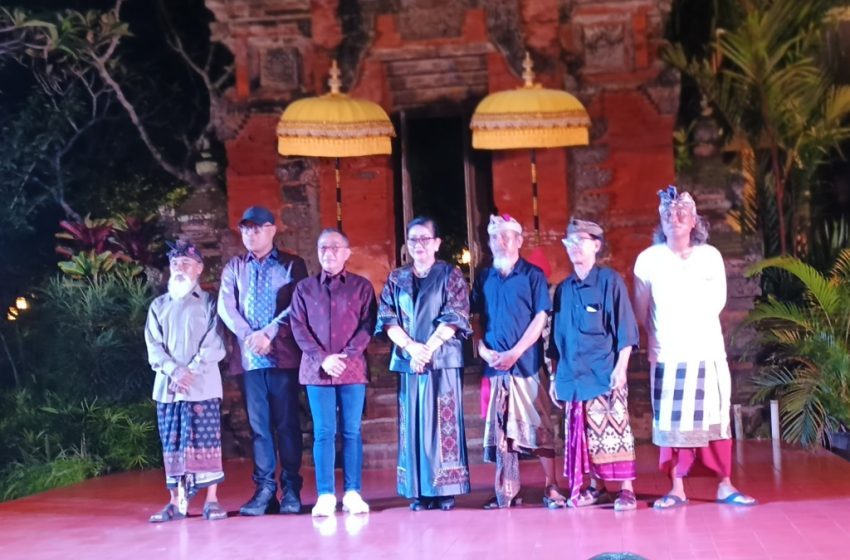  Kelompok Soko Guru Ber-“Tutur Ayu” lewat Lukisan di Santrian Art Gallery Sanur