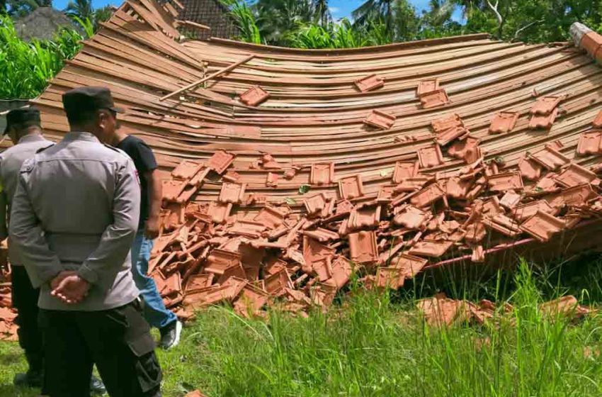  Bale Gong Pura Dalem Lumbuan Kawan Ambruk Diterjang Angin Kencang, Kerugian Capai Rp300 Juta