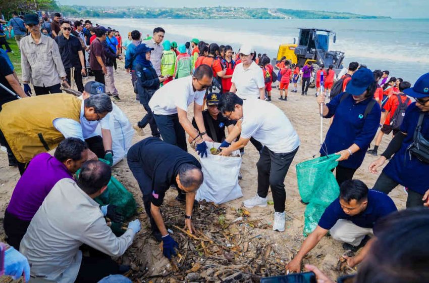  Bupati Adi Arnawa Ikuti Aksi Bersih Sampah di Pantai Jimbaran
