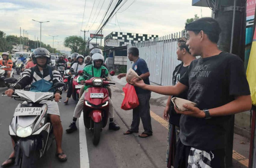  Semangat berbagi di bulan Ramadan, Jimbaran Bersatu Bagikan 425 Nasi Bungkus untuk Warga