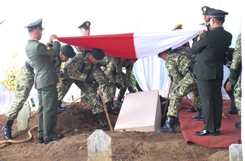  Pangdam IX/Udayana Hadiri Upacara Pemakaman Militer Prajurit Kodam IX/Udayana yang Gugur dalam Misi Perdamaian Dunia
