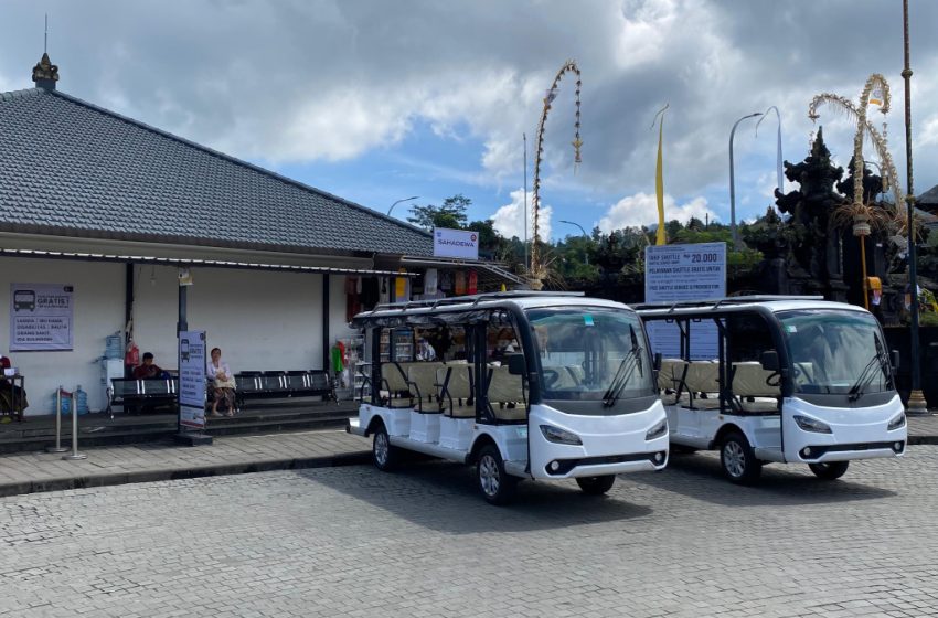  Shuttle Bus Permudah Akses Pemedek di Pura Besakih Saat Karya Ida Bhatara Turun Kabeh