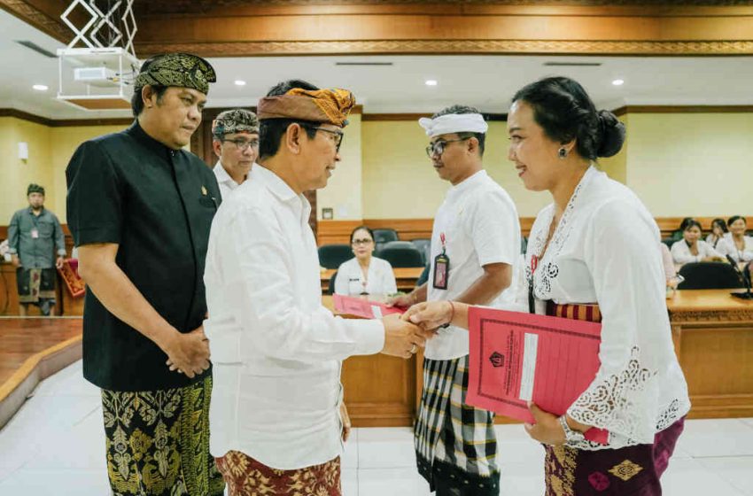  Serahkan SK 25 Kepala Sekolah, Bupati Adi Arnawa Tekankan Integritas dan Peningkatan Mutu Pendidikan
