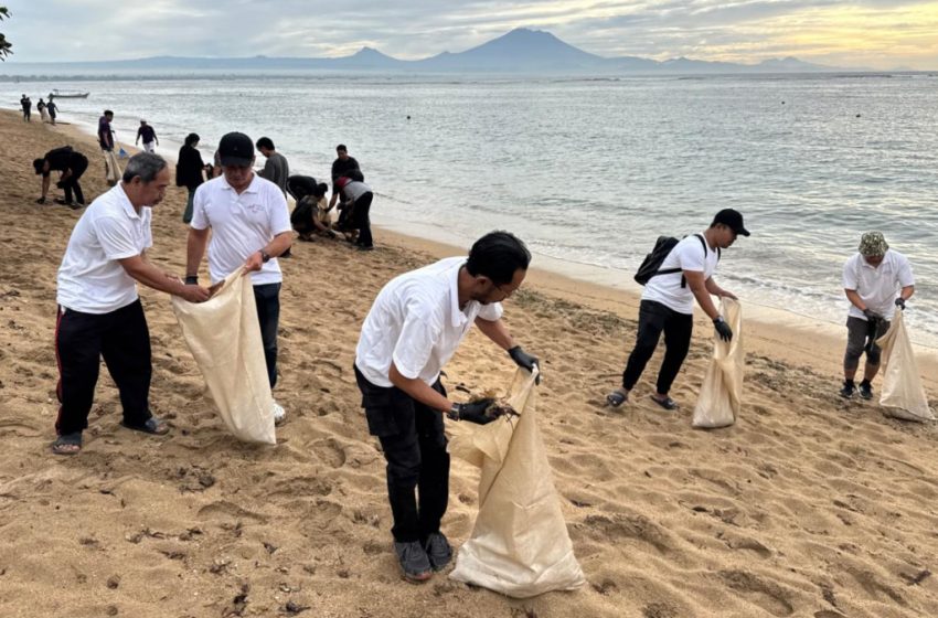  Rangkaian HUT ke-9, AMSI Bali Gelar Aksi Bersih Pantai Sanur