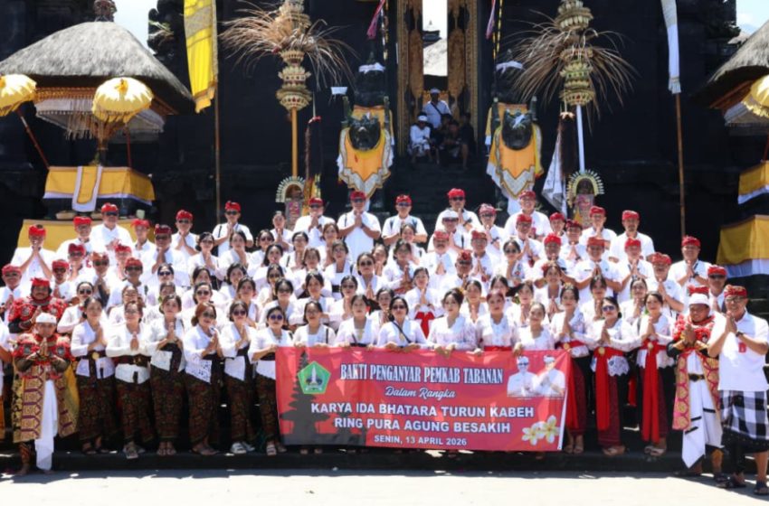  Pemkab Tabanan Hadiri Bakti Penganyar Karya IBTK di Pura Agung Besakih