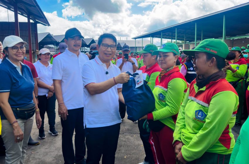 Bupati Serahkan Paket Sembako, Wujud Apresiasi Kepada Petugas Kebersihan Atasi Sampah