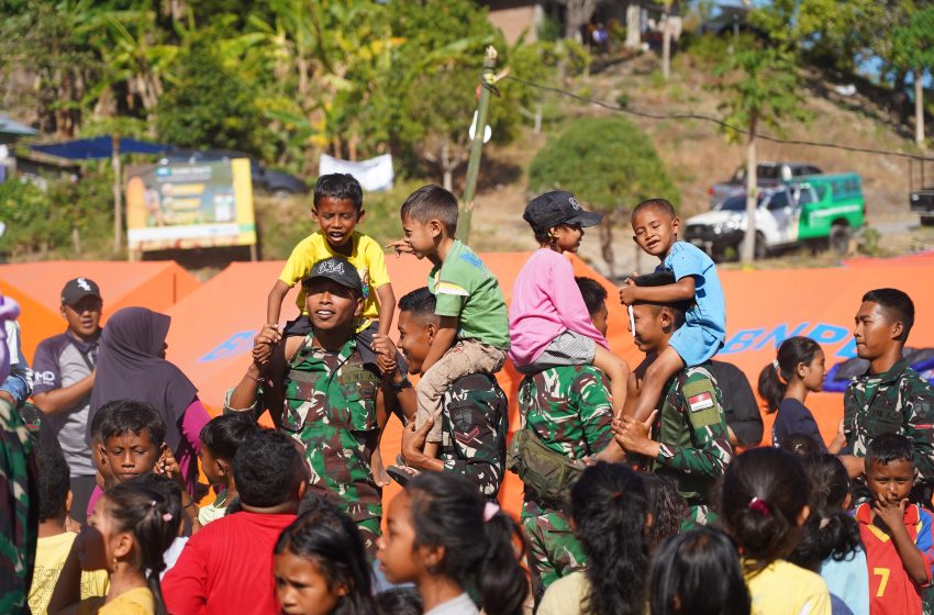 Bangkitkan Semangat Anak-Anak Korban Gempa, Kapendam IX/Udayana Turun Langsung Dampingi Trauma Healing di Manggarai